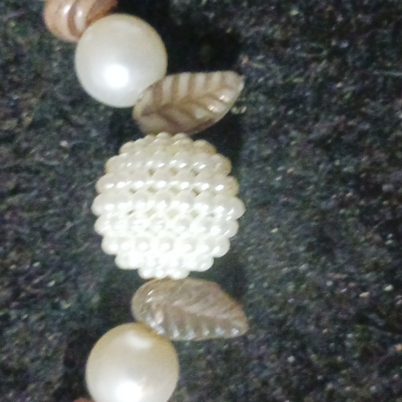 Chic Pearl and Bead Necklace - Picture 2 of 4